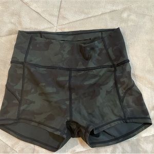 Super cute & flattering lulu camo shorts size 6